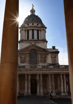 Ein Museumsgebäude in London mit Sonnenstern