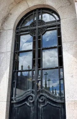 Eine Fensterspiegelung auf dem Cemiterio de Agramonte