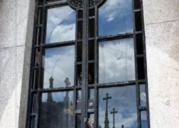 Eine Fensterspiegelung auf dem Cemiterio de Agramonte