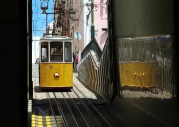 Gelbe Straßenbahn in Lissabon in Portugal