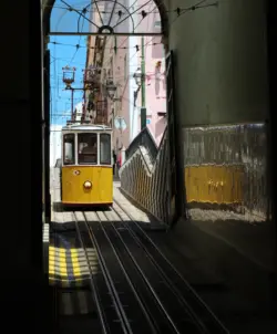 Gelbe Straßenbahn in Lissabon in Portugal