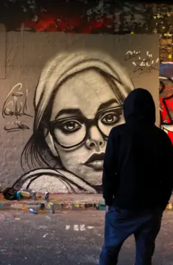 Graffitikunst in Arbeit im Londoner Graffititunnel