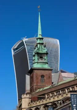 Kirche All Hallows by the Tower mit dem Fenchurch Building in London