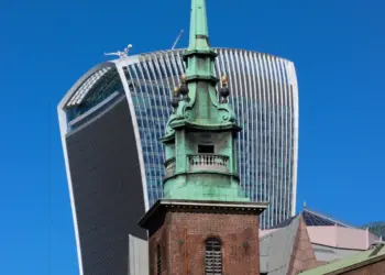 Kirche All Hallows by the Tower mit dem Fenchurch Building in London