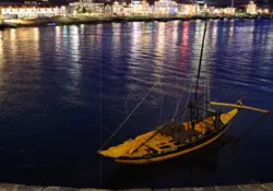 Kleines Boot am Uferrand in Porto Portugal