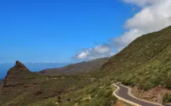 Kurvenreiche Straße ins Blaue auf Teneriffa