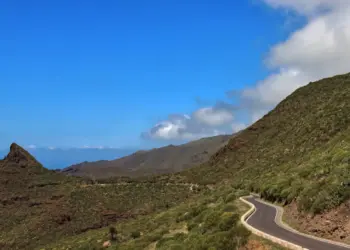 Kurvenreiche Straße ins Blaue auf Teneriffa