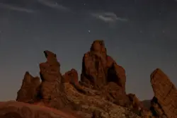 Nachts unter dem Sternenhimmel auf dem Teide auf Teneriffa