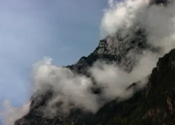 Schweizer Bergspitzen von Wolken umhüllt