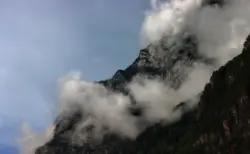 Schweizer Bergspitzen von Wolken umhüllt