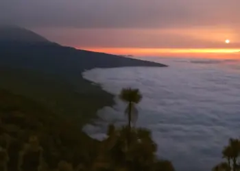 Sonnenuntergang mit Blick auf den Teide auf Teneriffa