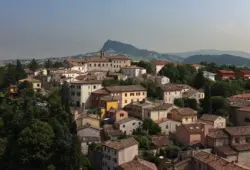 Stadt Verucchio mit Blick in die Ferne
