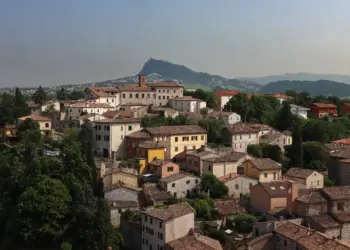 Stadt Verucchio mit Blick in die Ferne
