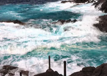 Starker Wellengang an der Küste Playa de Rojas auf Teneriffa