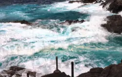 Starker Wellengang an der Küste Playa de Rojas auf Teneriffa