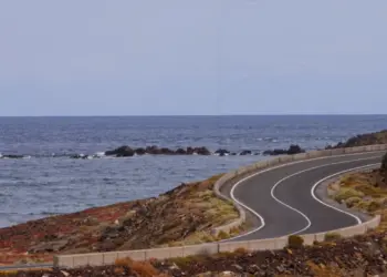 Eine Straße entlang der Küste auf Teneriffa