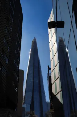 Straßenflucht mit Blick auf The Shard in London