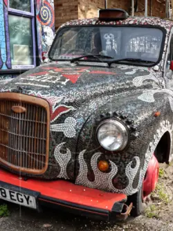 Streetart an einem Auto in London