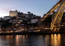 Uferpromenade von Porto im frühen Abendlicht