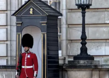 Eine Wache vor dem Palast in London