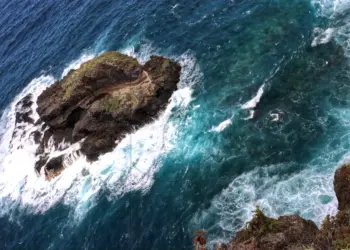 Wellenspiel in der Playa de Barranco Hondo auf Teneriffa