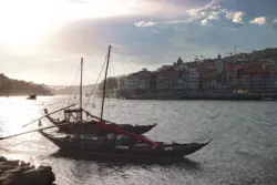 Zwei traditionelle Boote Barcos Rabelos am Ufer von Porto
