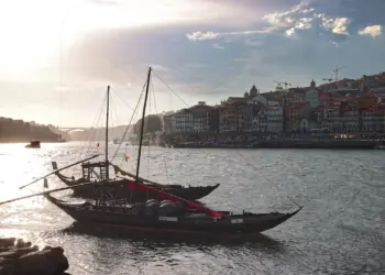 Zwei traditionelle Boote Barcos Rabelos am Ufer von Porto